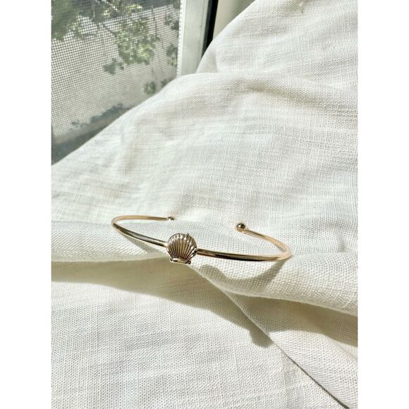 Clam shell minimalistic gold color bangle bracelet - Picture 2 of 2